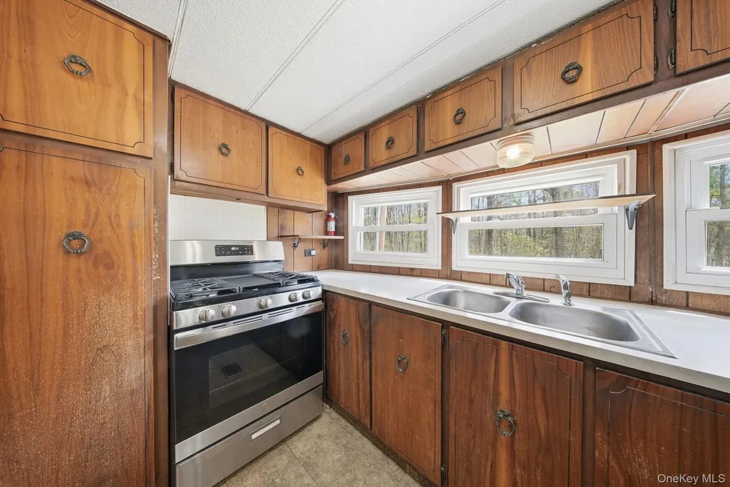 88 W Peenpack Trail Sparrowbush NY 12780