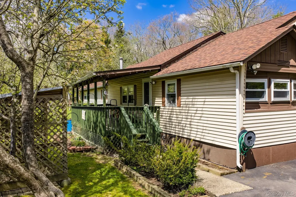 88 W Peenpack Trail Sparrowbush NY 12780