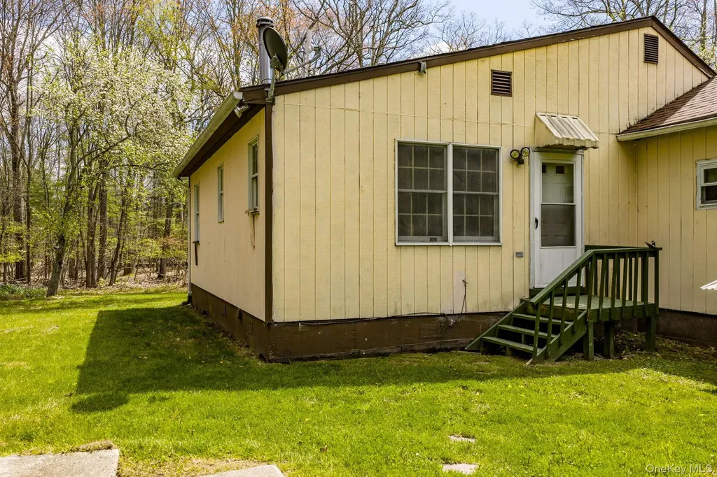 88 W Peenpack Trail Sparrowbush NY 12780