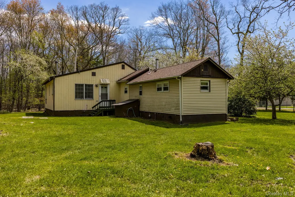 88 W Peenpack Trail Sparrowbush NY 12780