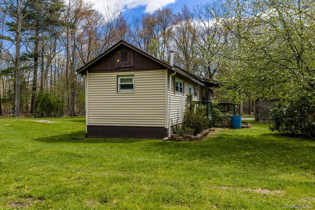 88 W Peenpack Trail Sparrowbush NY 12780