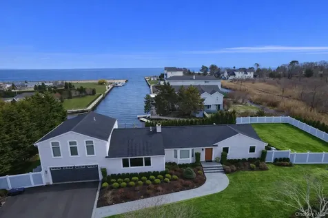 18 Matilda Court Bayport NY 11705