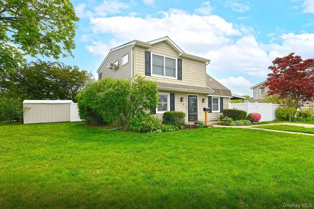 17 Ring Lane Levittown NY 11756
