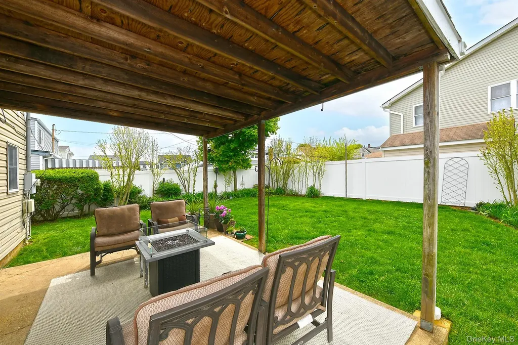 17 Ring Lane Levittown NY 11756