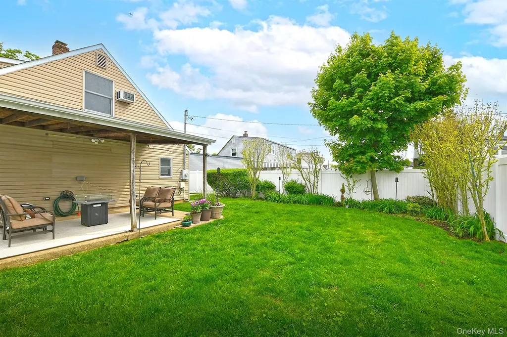 17 Ring Lane Levittown NY 11756