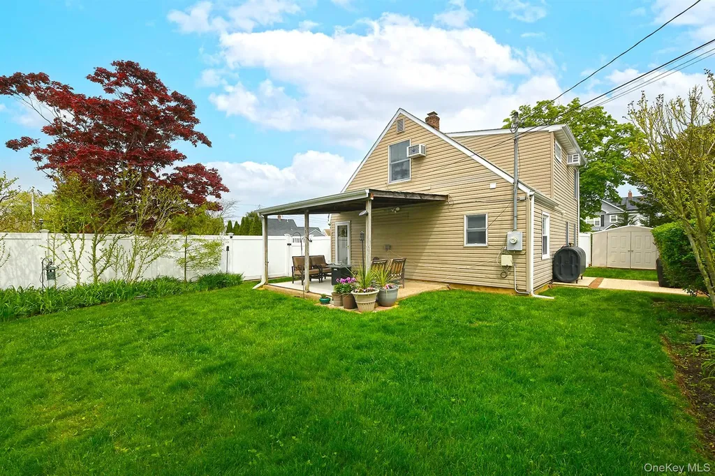 17 Ring Lane Levittown NY 11756