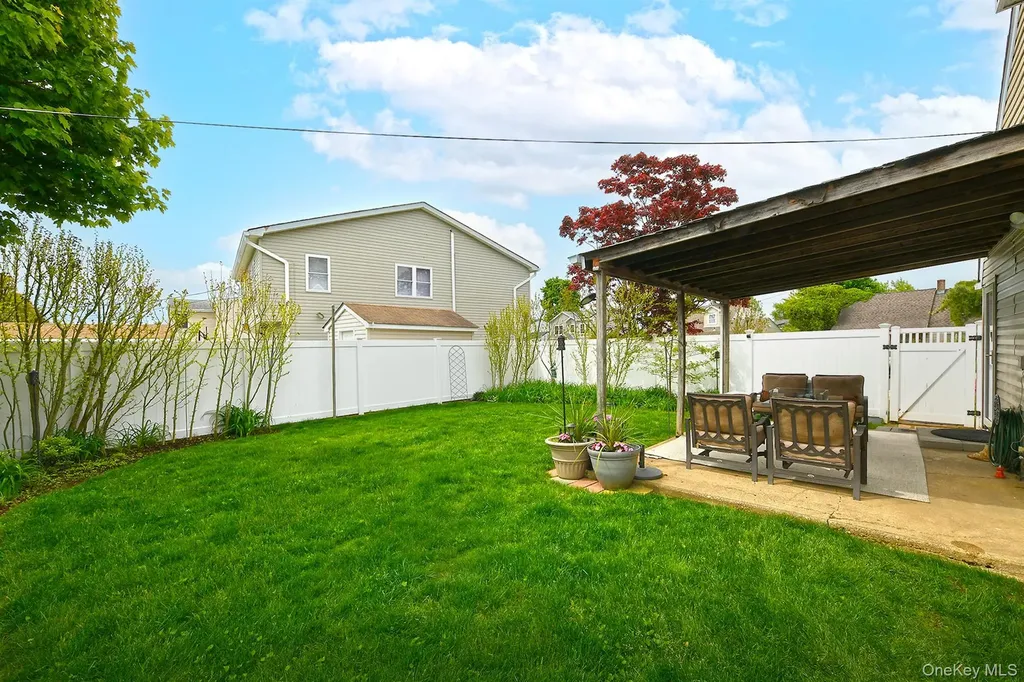 17 Ring Lane Levittown NY 11756