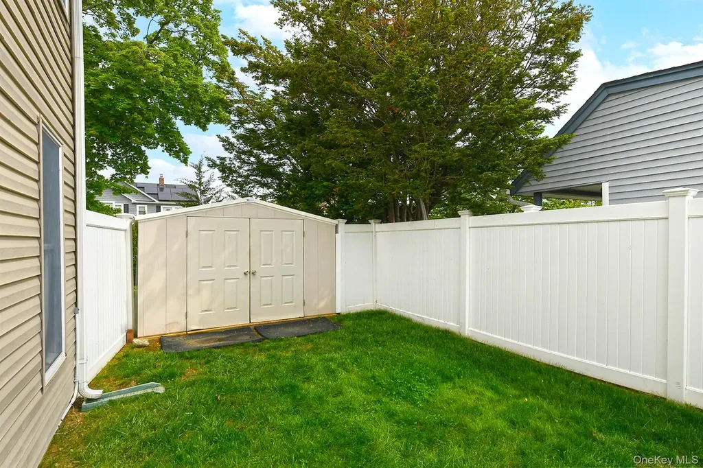 17 Ring Lane Levittown NY 11756