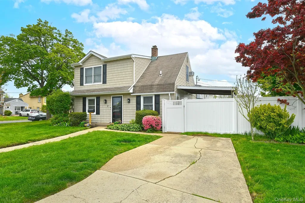17 Ring Lane Levittown NY 11756