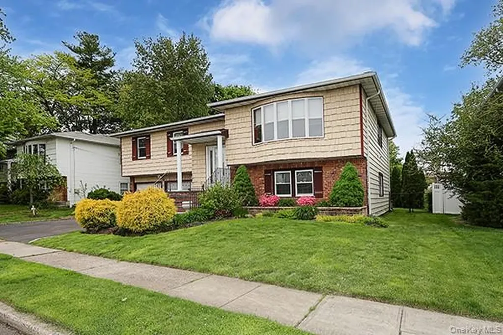 8 Broadfield Place Glen Cove NY 11542