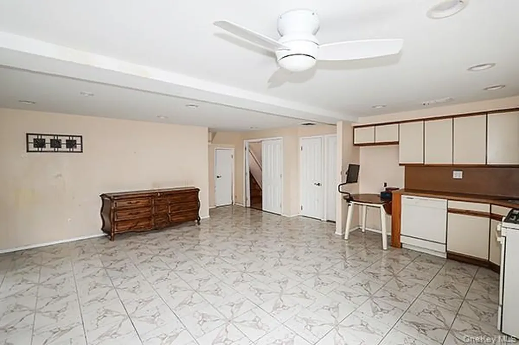 8 Broadfield Place Glen Cove NY 11542