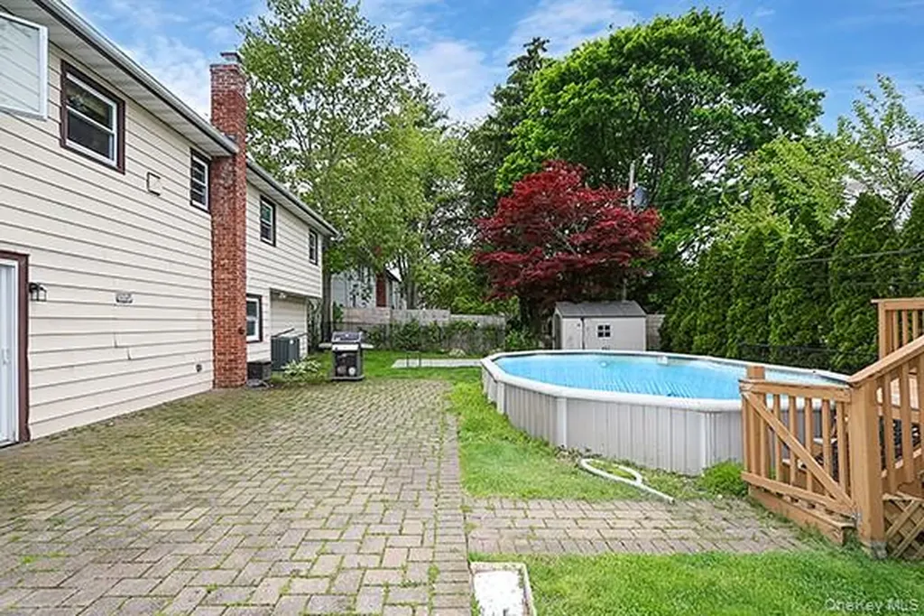 8 Broadfield Place Glen Cove NY 11542