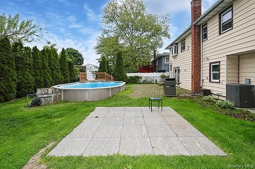 8 Broadfield Place Glen Cove NY 11542