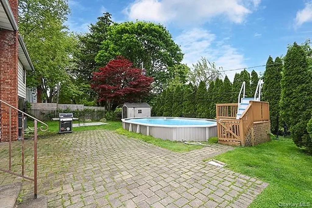 8 Broadfield Place Glen Cove NY 11542