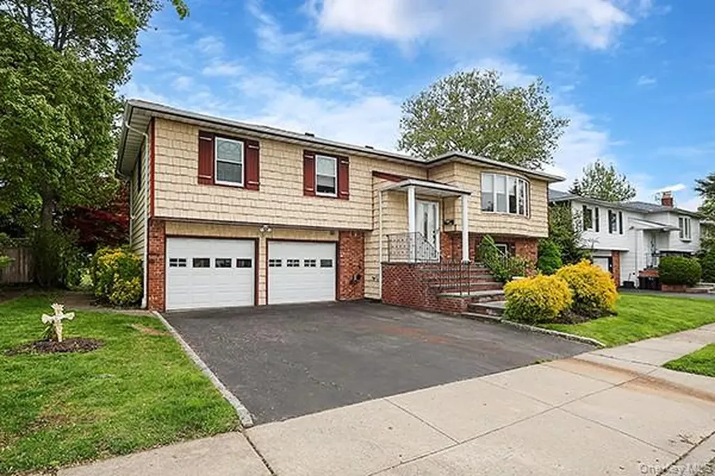 8 Broadfield Place Glen Cove NY 11542