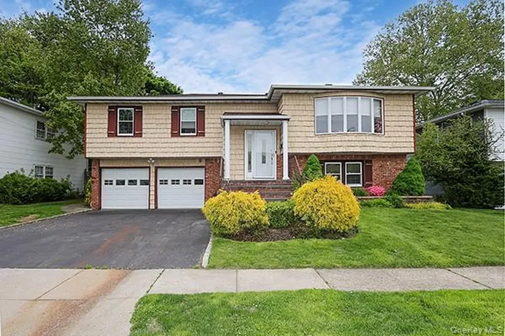 8 Broadfield Place Glen Cove NY 11542