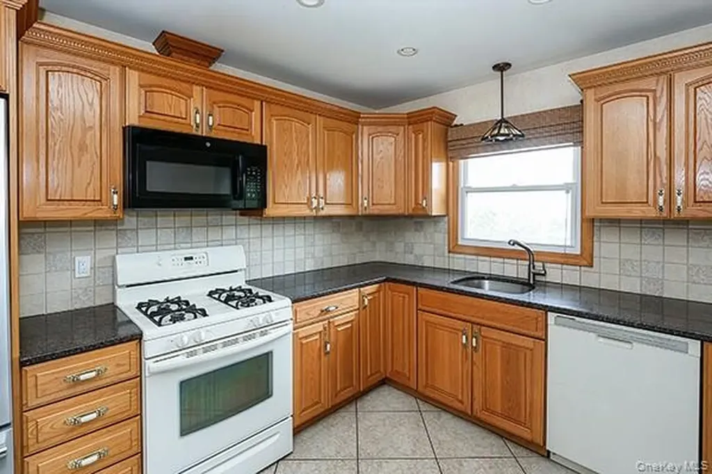 8 Broadfield Place Glen Cove NY 11542