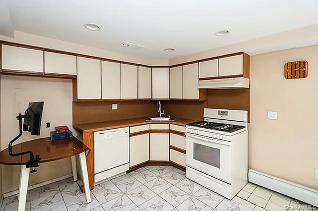 8 Broadfield Place Glen Cove NY 11542