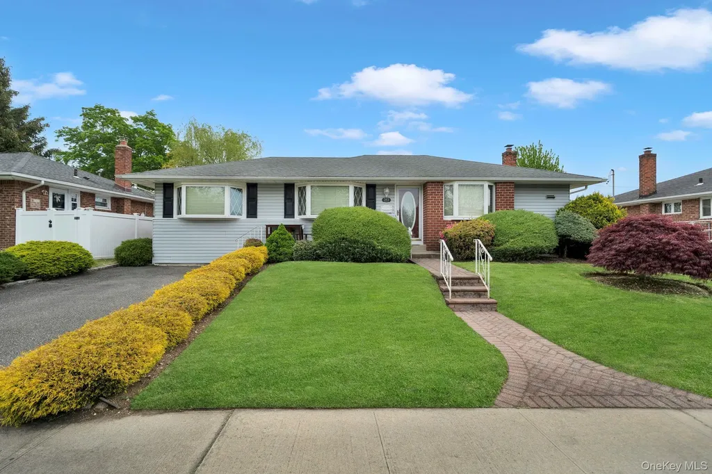 393 Coleridge Street Levittown NY 11756