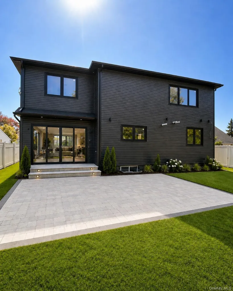 28 Choir Lane Westbury NY 11590