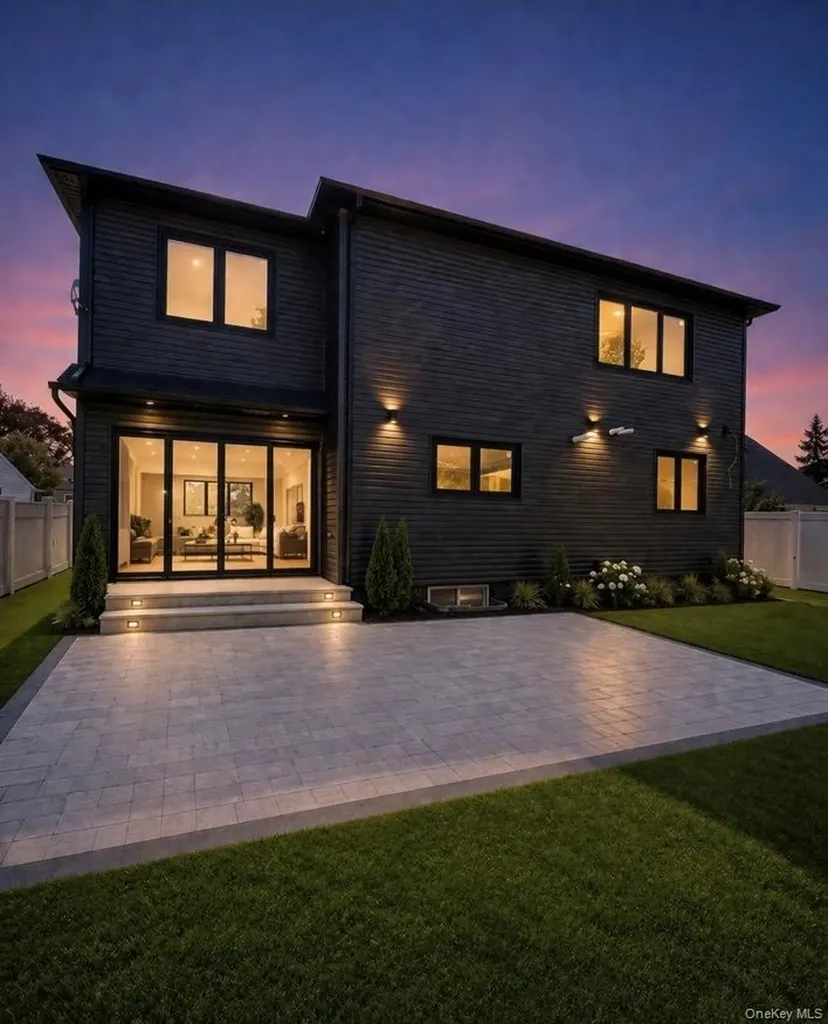 28 Choir Lane Westbury NY 11590