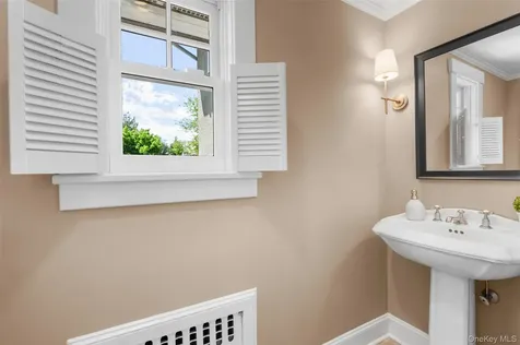 7 Soundview Drive Larchmont NY 10538
