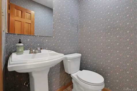 8 White Pine Lane Fishkill NY 12524