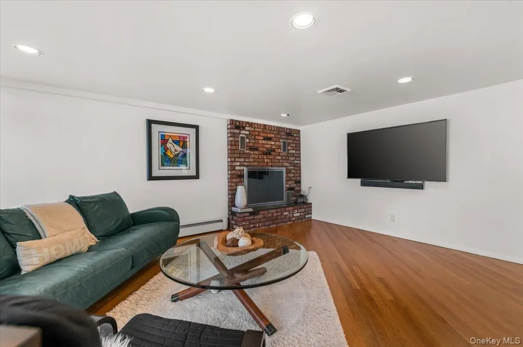 24 Mesa Road Syosset NY 11791