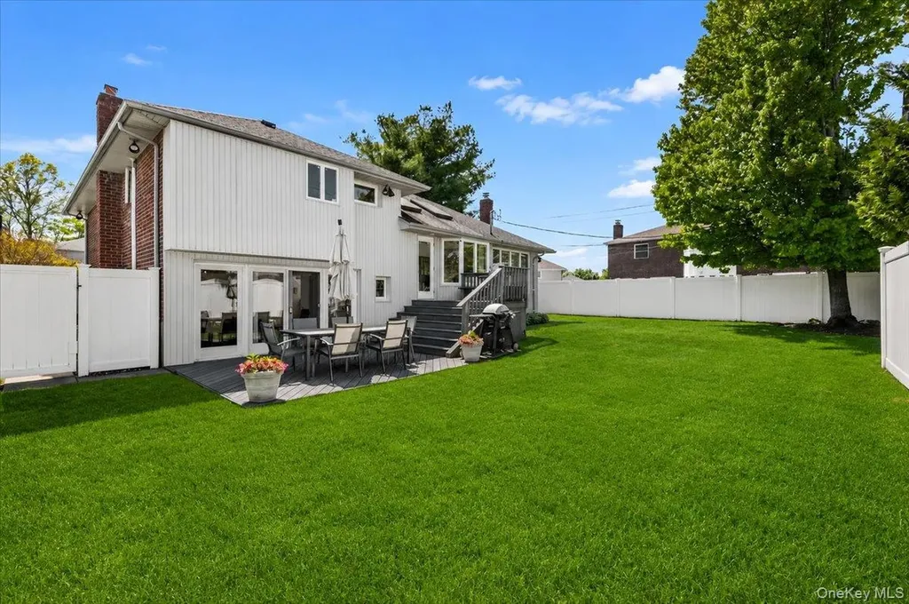 24 Mesa Road Syosset NY 11791