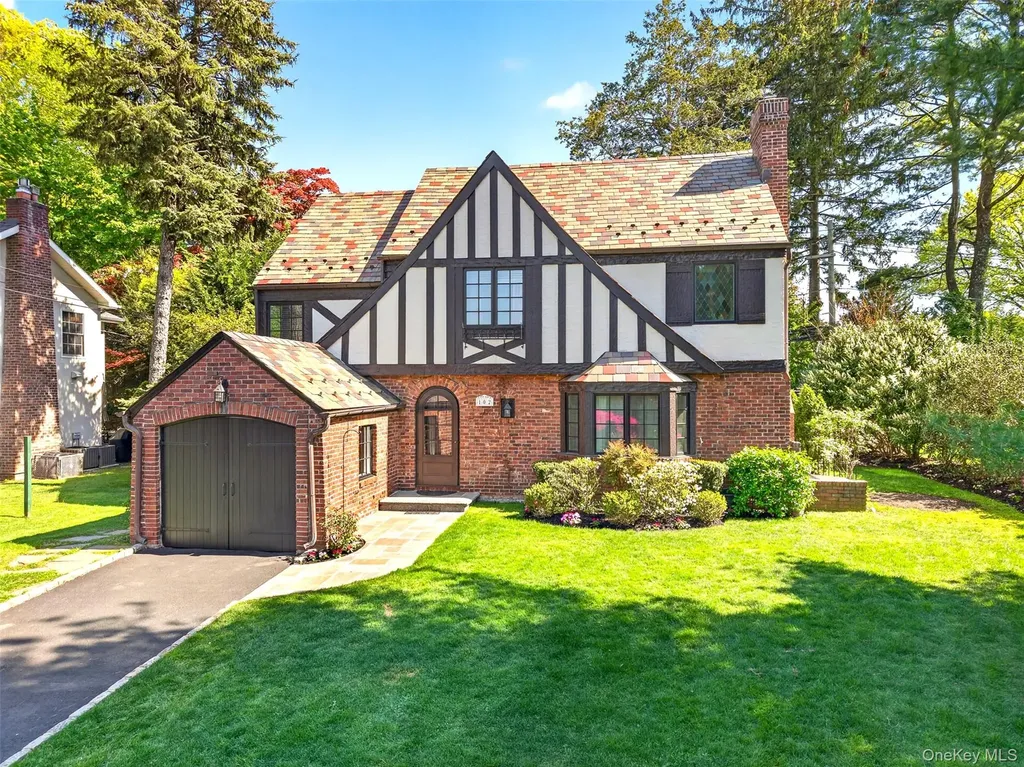 102 Quaker Ridge Road Manhasset NY 11030