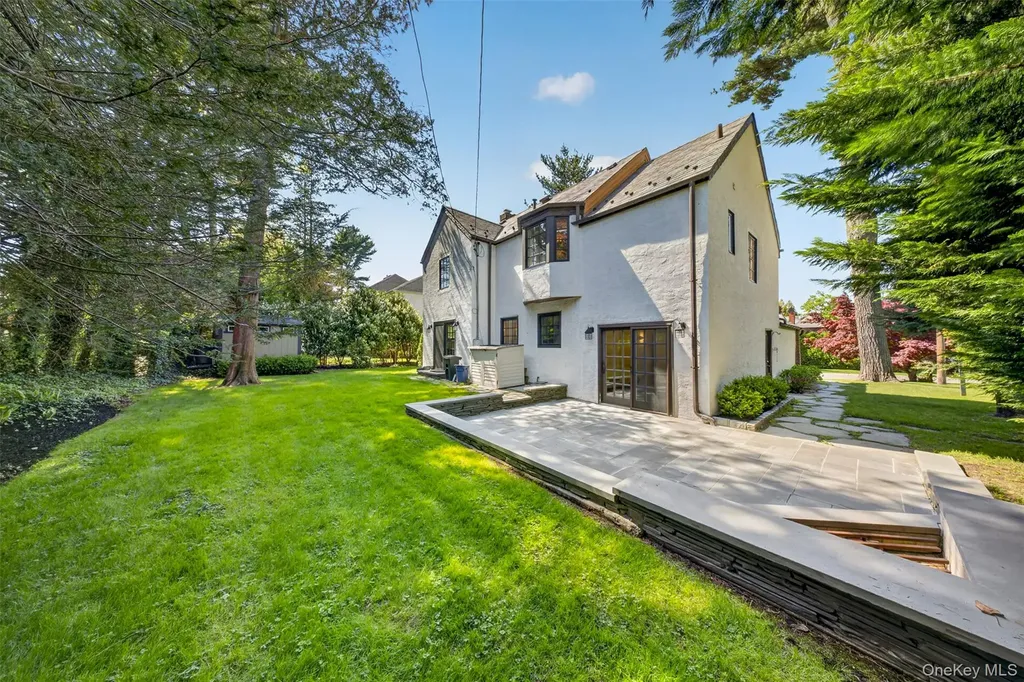 102 Quaker Ridge Road Manhasset NY 11030