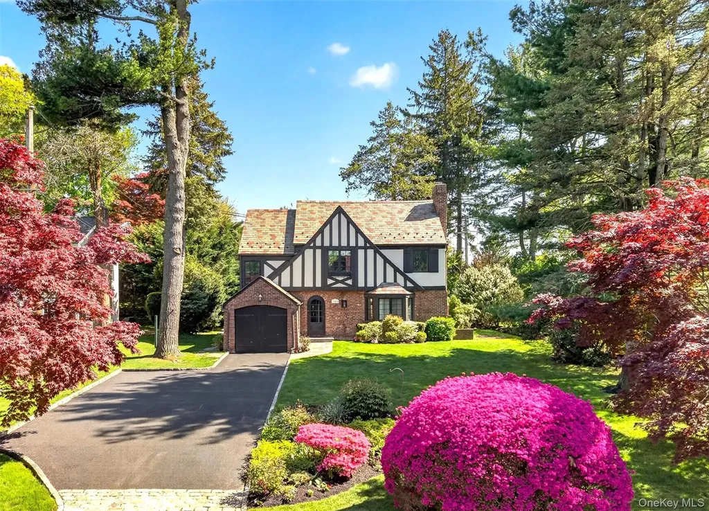 102 Quaker Ridge Road Manhasset NY 11030
