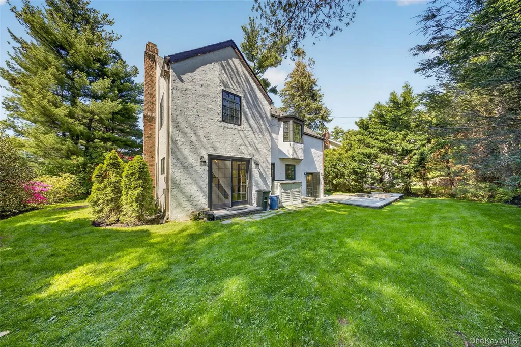 102 Quaker Ridge Road Manhasset NY 11030