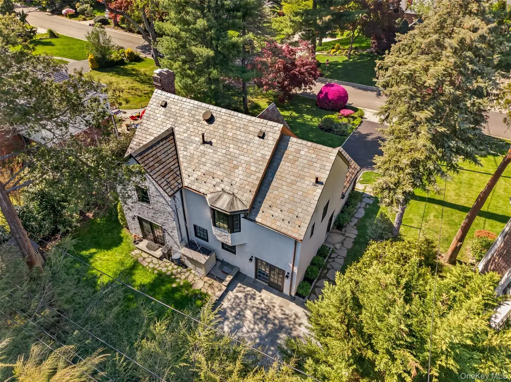102 Quaker Ridge Road Manhasset NY 11030