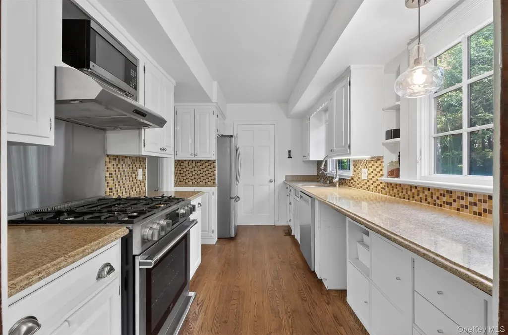 102 Quaker Ridge Road Manhasset NY 11030
