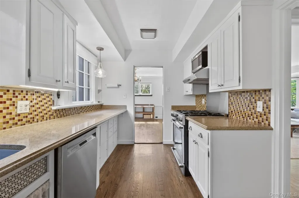 102 Quaker Ridge Road Manhasset NY 11030