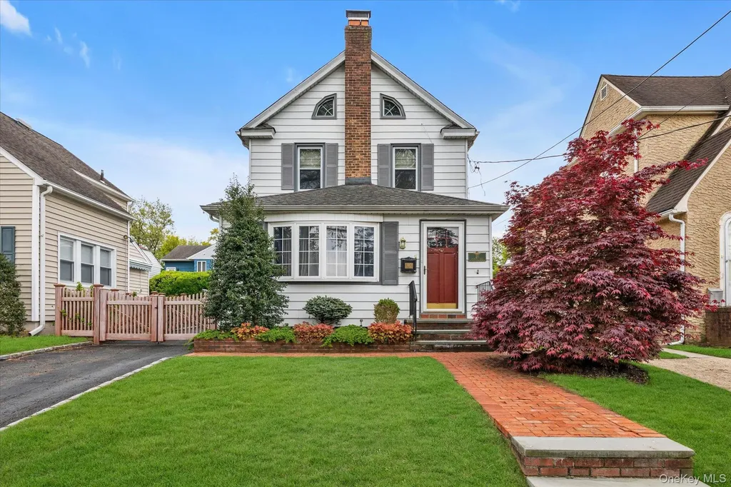 20 Highland Place Great Neck NY 11020