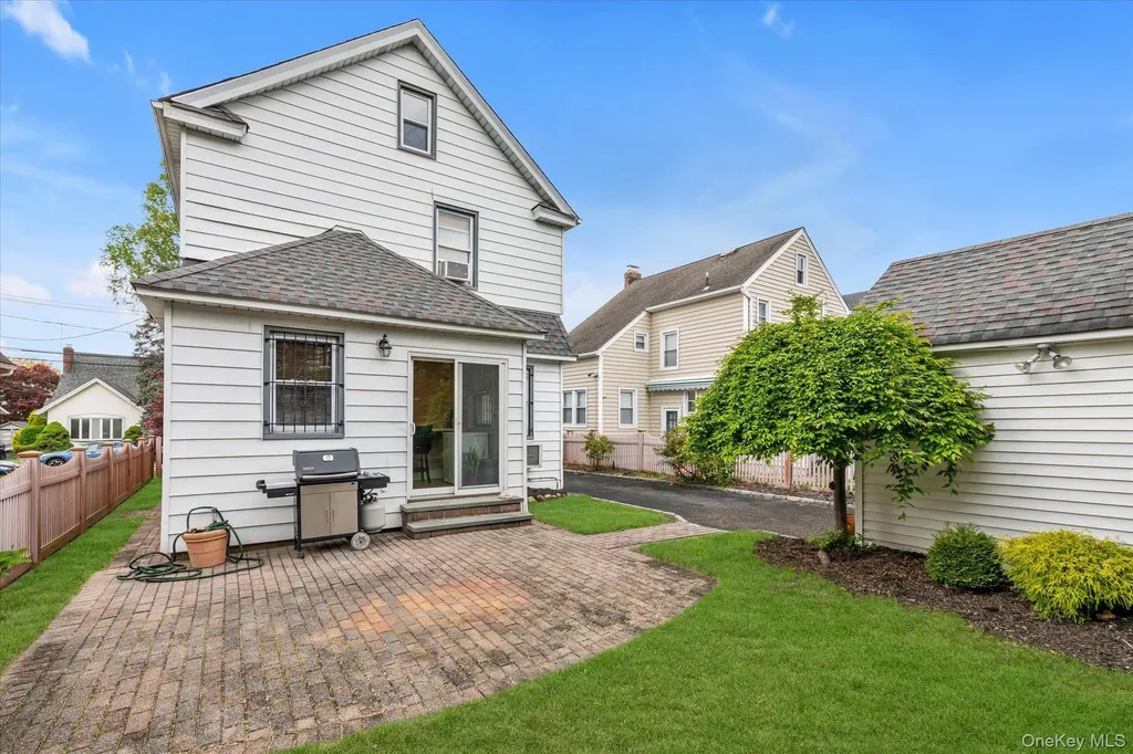 20 Highland Place Great Neck NY 11020