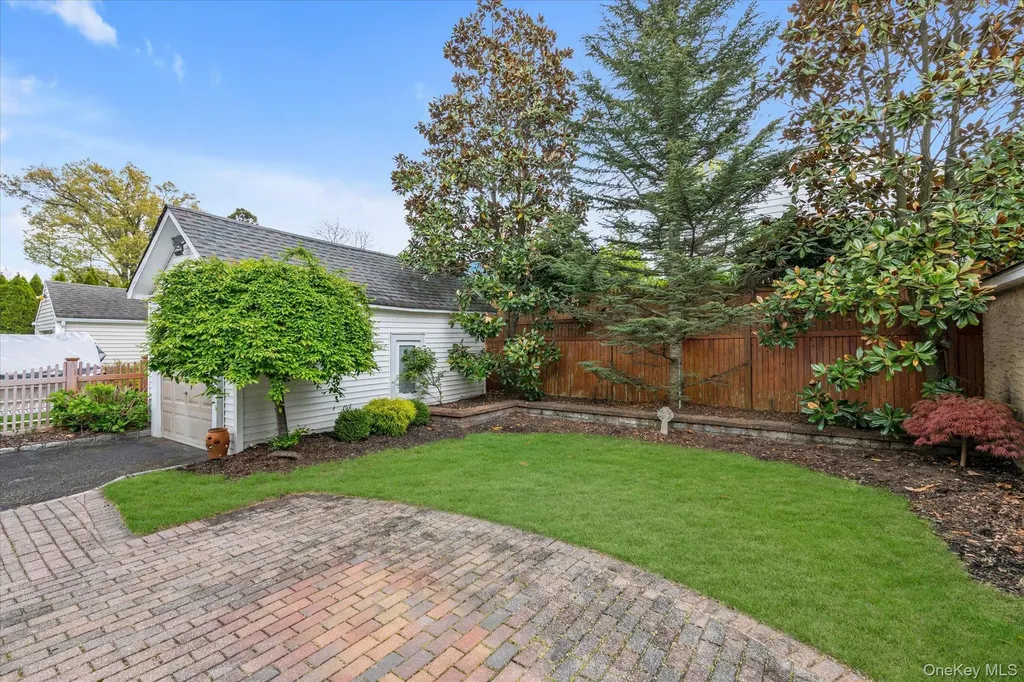 20 Highland Place Great Neck NY 11020