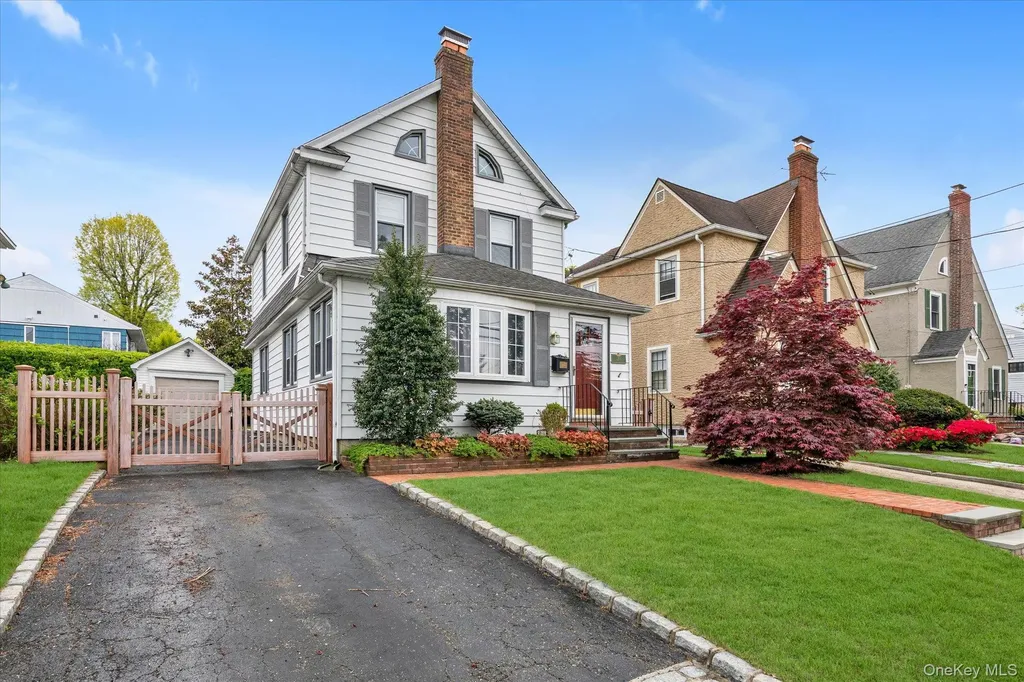 20 Highland Place Great Neck NY 11020
