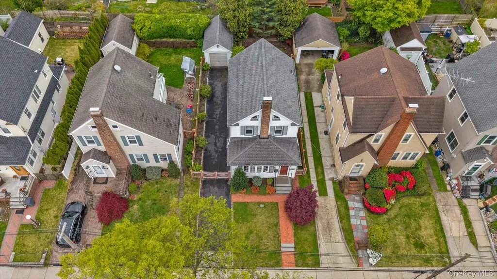 20 Highland Place Great Neck NY 11020