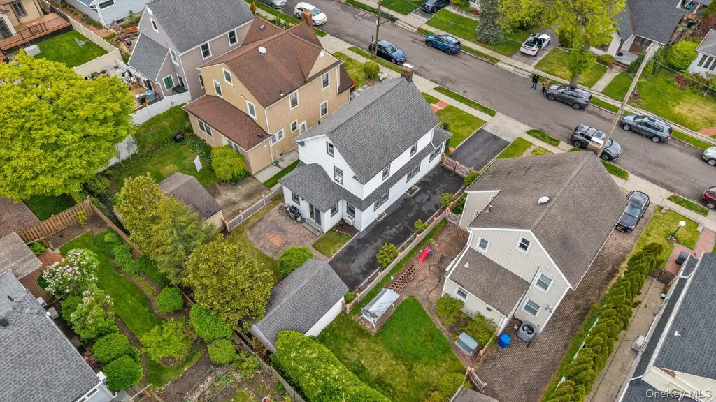 20 Highland Place Great Neck NY 11020