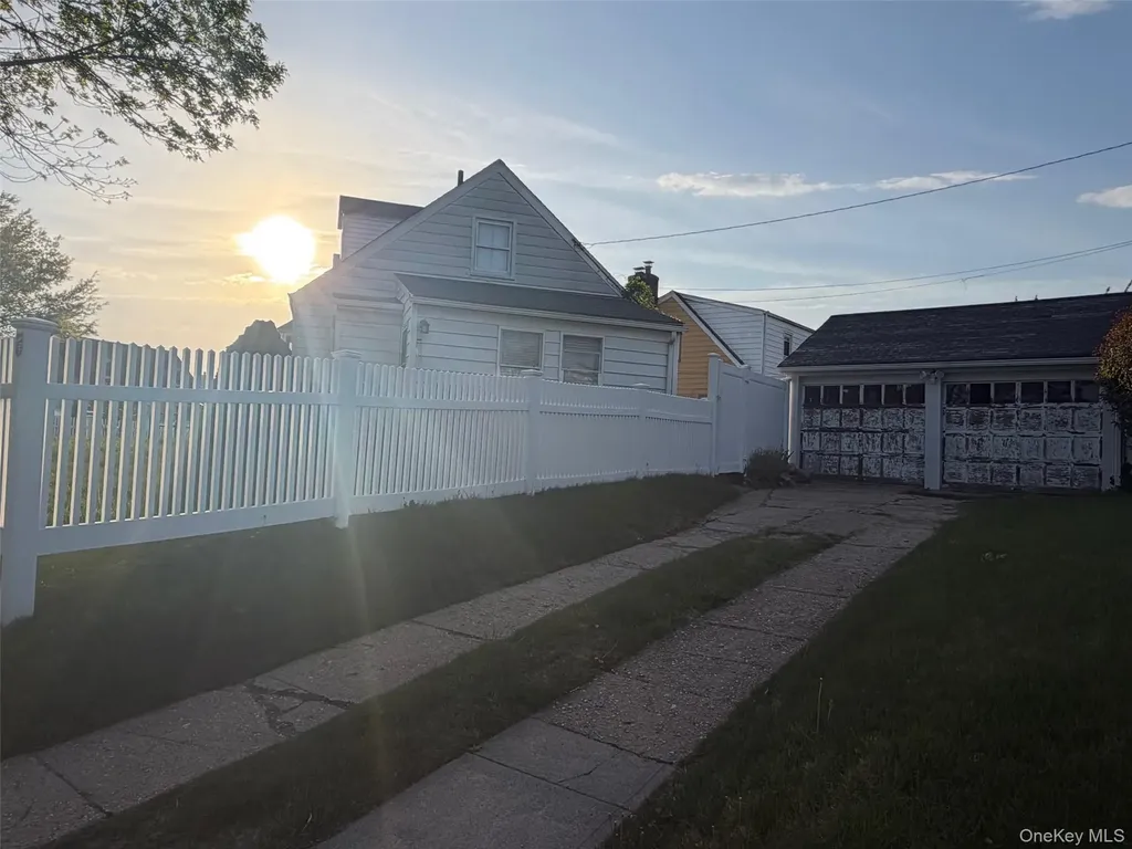 281 Anchor Way Uniondale NY 11553