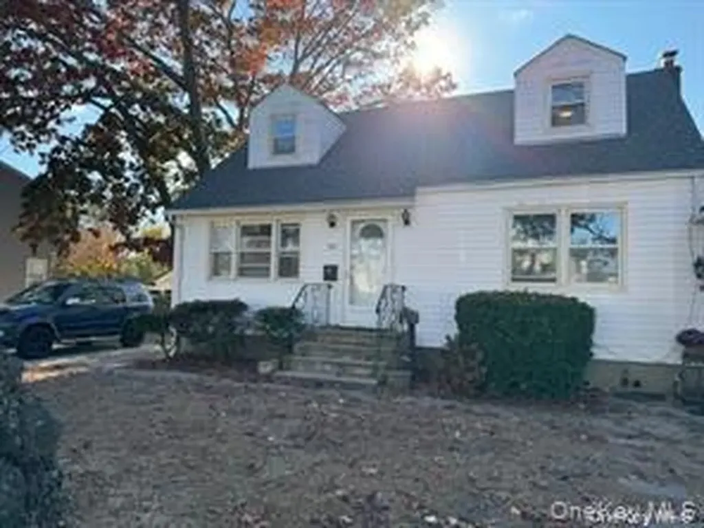 563 N Delaware Lindenhurst NY 11757