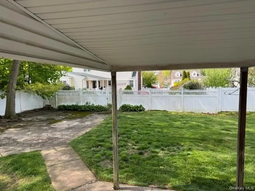 563 N Delaware Lindenhurst NY 11757