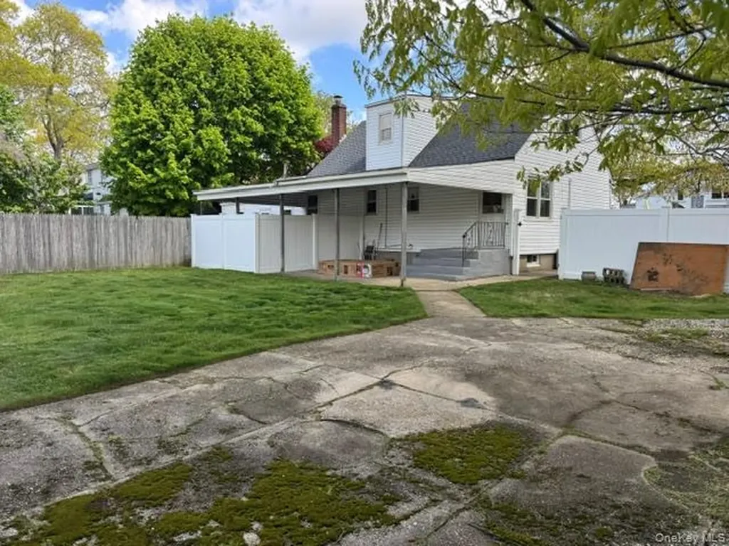 563 N Delaware Lindenhurst NY 11757