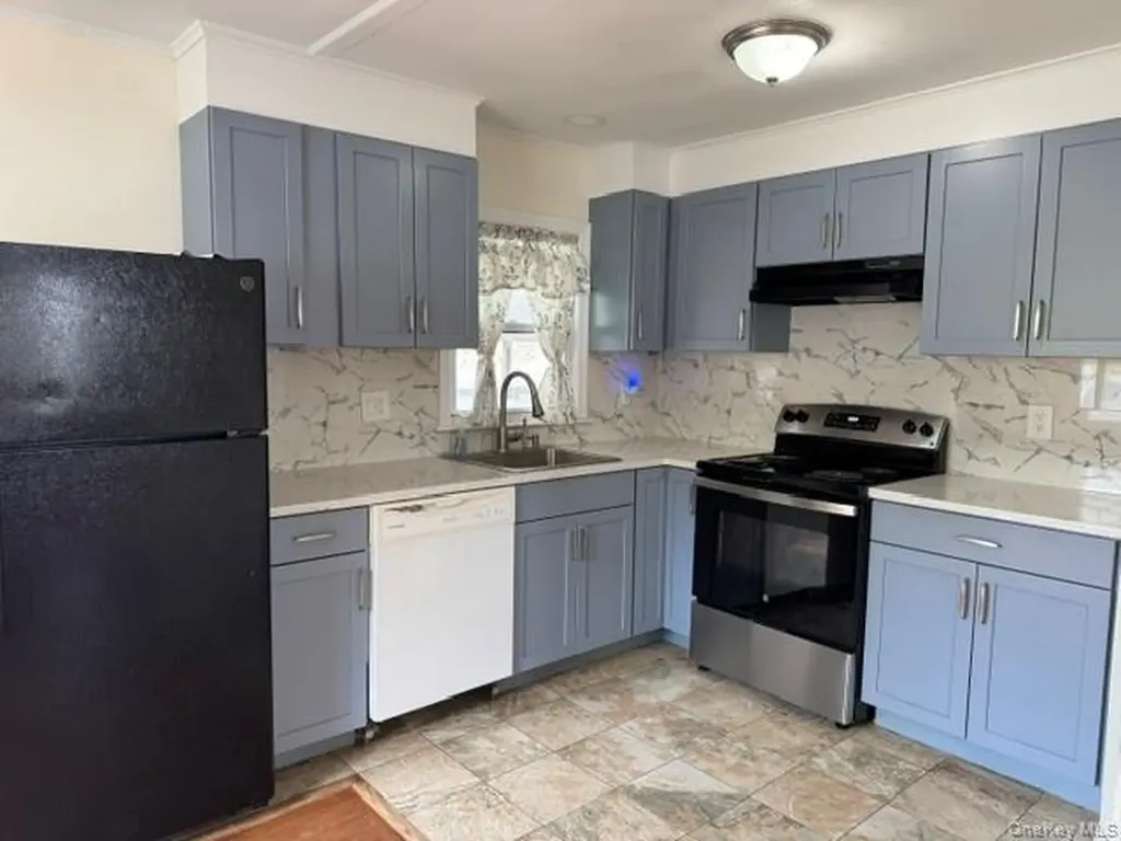 563 N Delaware Lindenhurst NY 11757