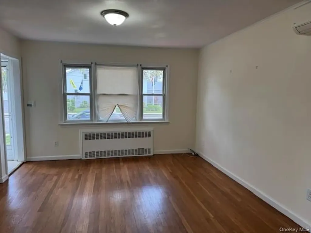 563 N Delaware Lindenhurst NY 11757