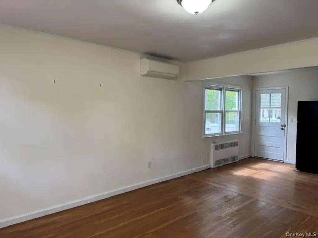 563 N Delaware Lindenhurst NY 11757