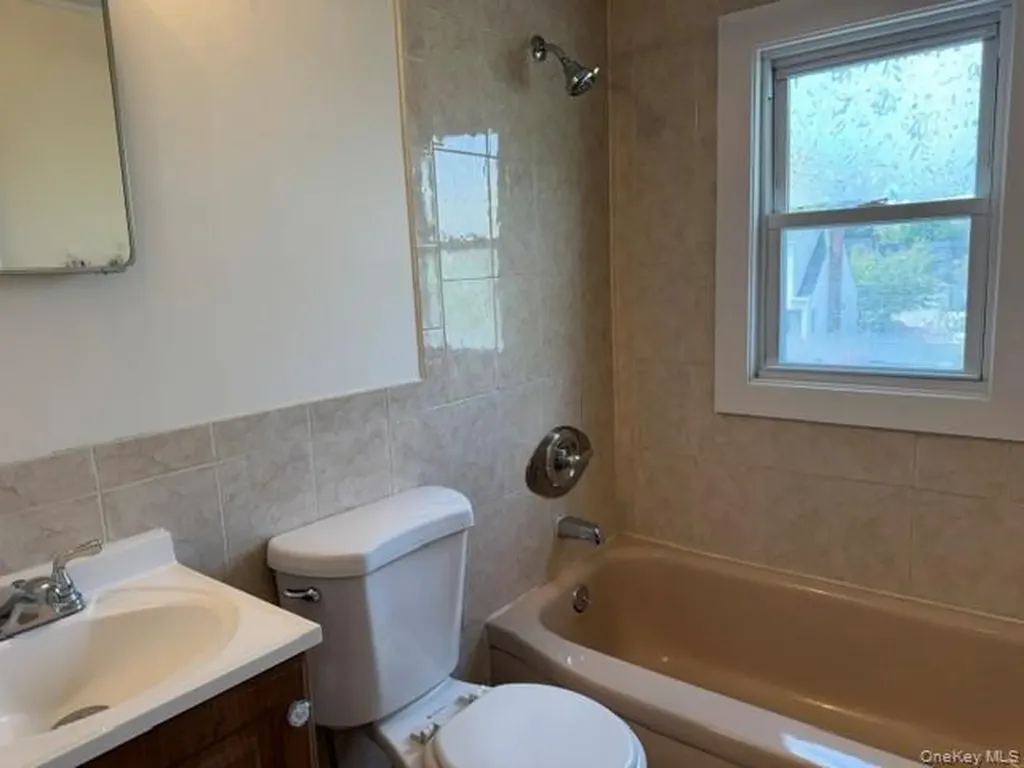 563 N Delaware Lindenhurst NY 11757